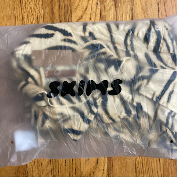 SKIMS Bronze Tiger Sleep Set S - Picture 2 of 4